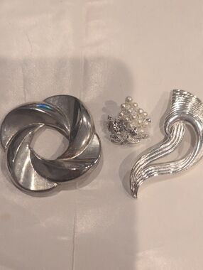 Source Unknown Silver-Tone Women’s Brooch Set with Pearl Accent